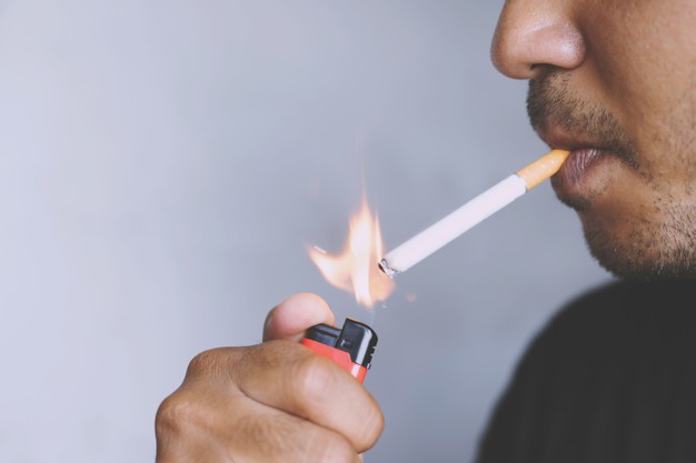 عکس روشن کردن سیگار با فندک