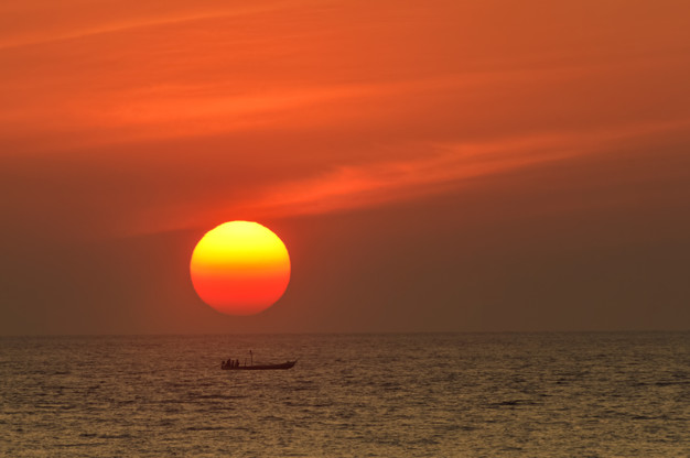 عکس غروب خورشید در دریا