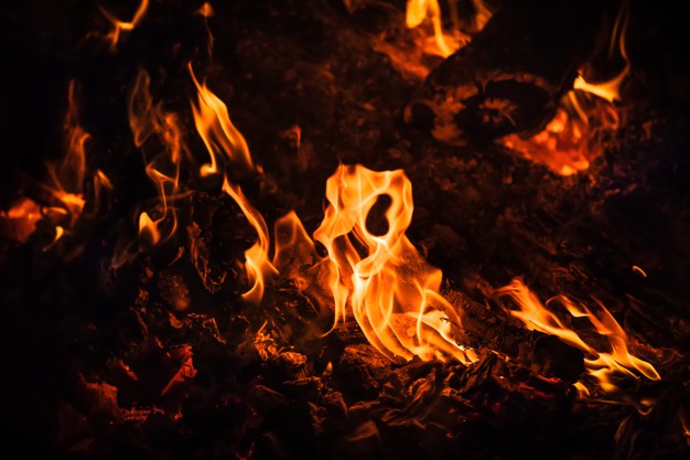 عکس شعله های آتش در شب