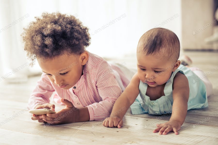 عکس کودکان و موبایل