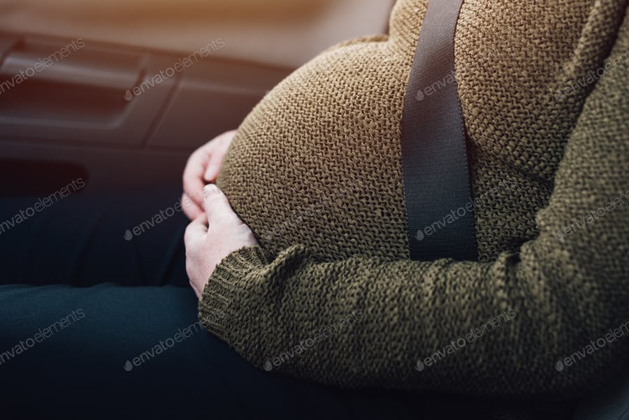 عکس زن باردار در ماشین