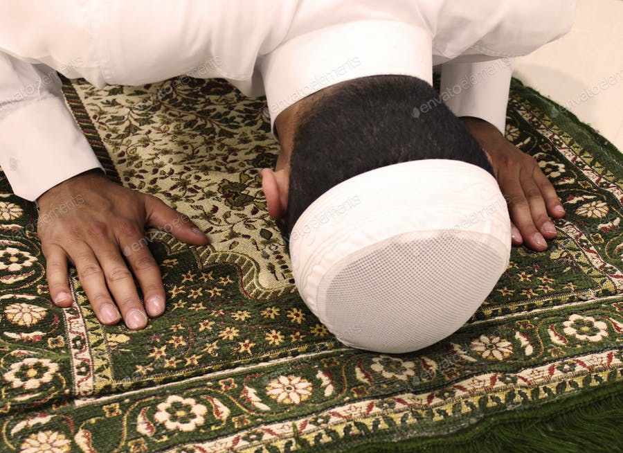 عکس نماز خواندن