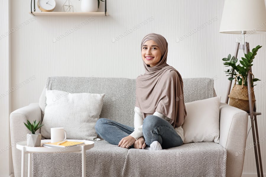 عکس دختر مسلمان نشسته روی مبل