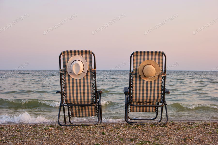 عکس صندلی خالی کنار ساحل