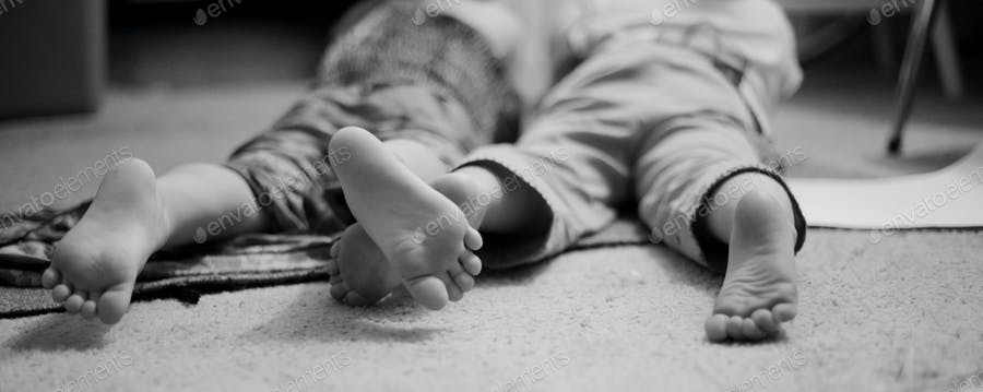عکس سیاه و سفید پاهای کودکان