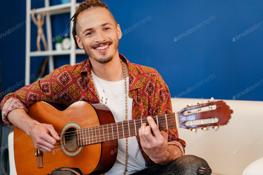 عکس مرد در حال گیتار نواختن
