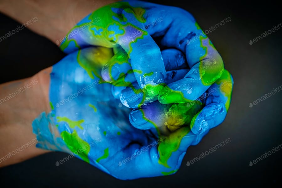 عکس طراحی کره زمین بر روی دست