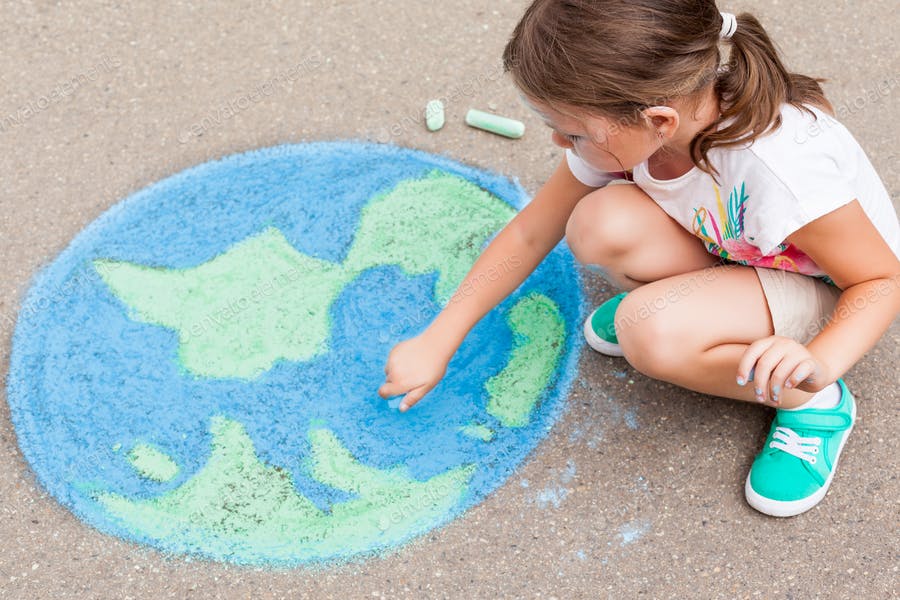عکس کودک در حال کشیدن کره زمین با گچ