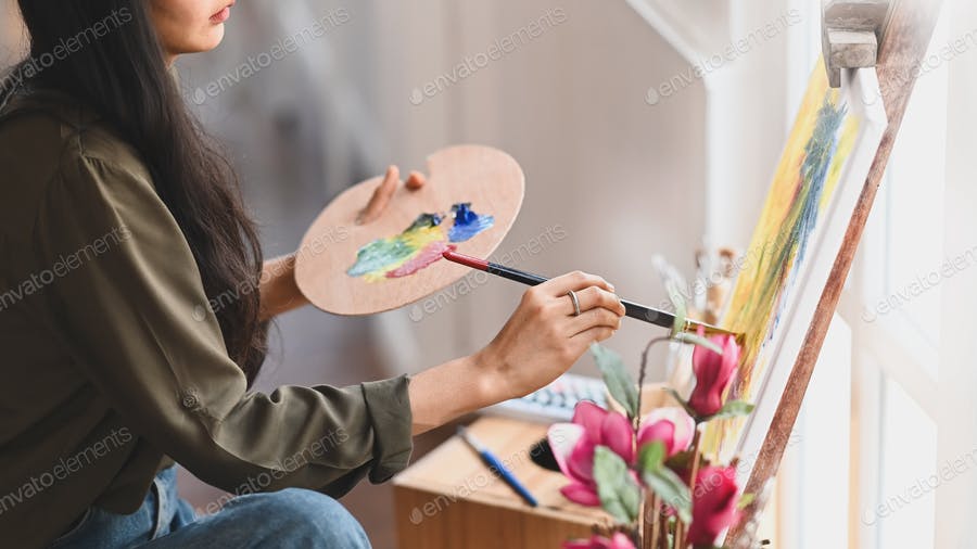 عکس هنرمند در حال نقاشی کردن
