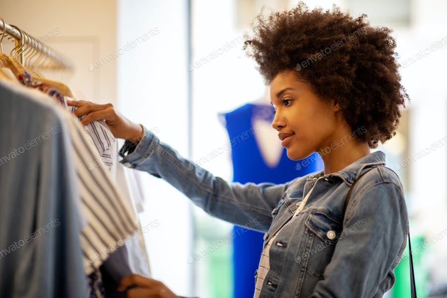عکس زن جوان در حال خرید لباس