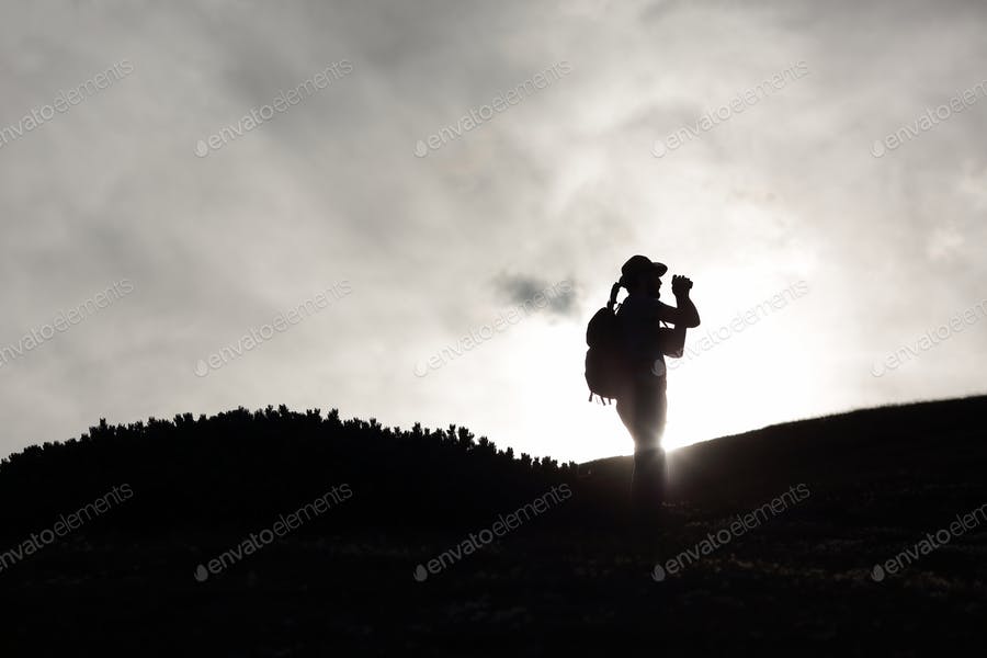 عکس سیاه و سفید از کوهنورد