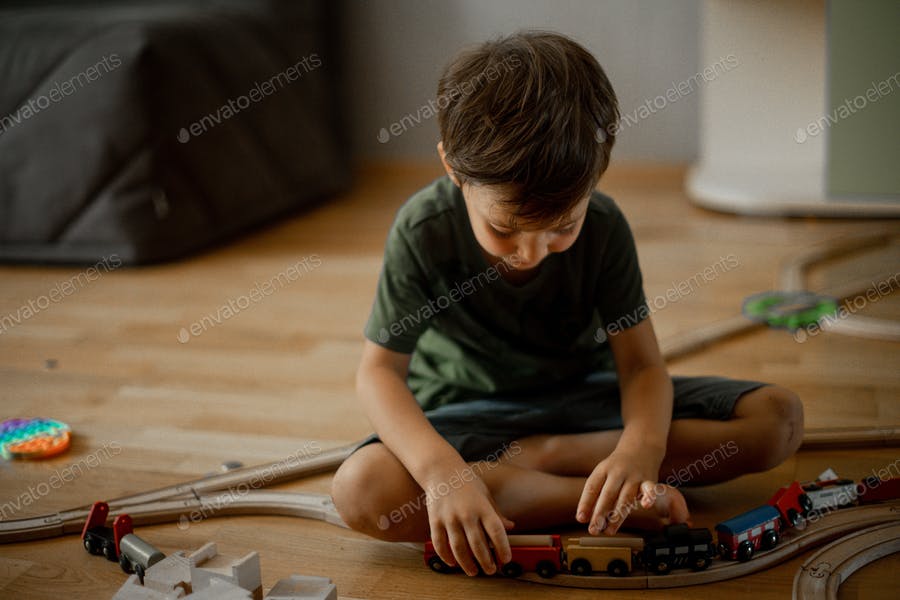 عکس کودک در حال بازی با قطار