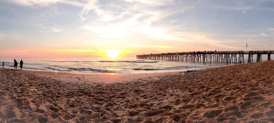 عکس ساحل دریا در زمان طلوع خورشید