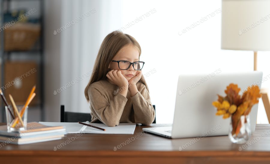 عکس دختر بچه در حال کلاس آنلاین