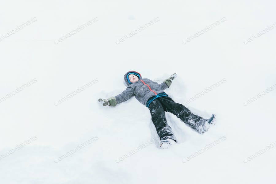 عکس پسربچه در برف