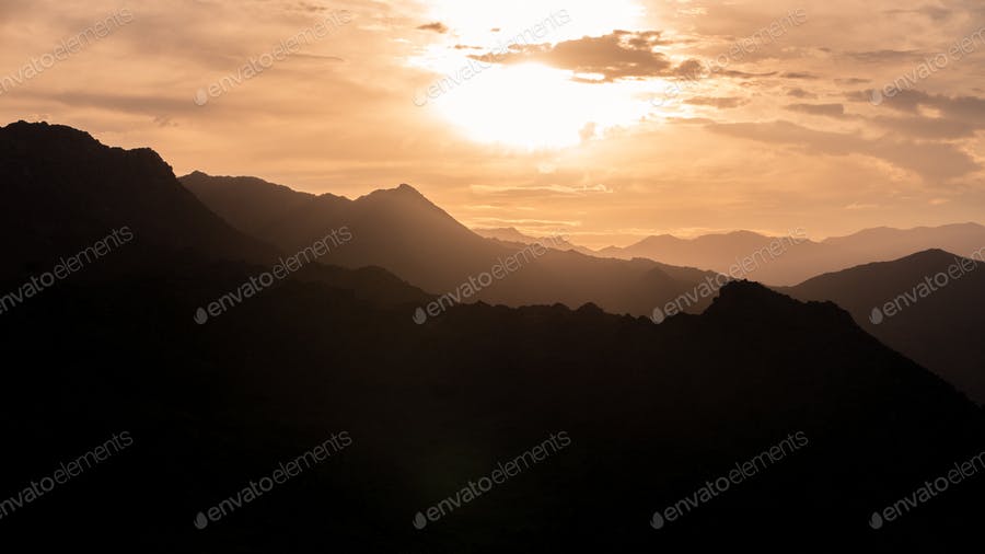 عکس غروب آفتاب در کوهستان