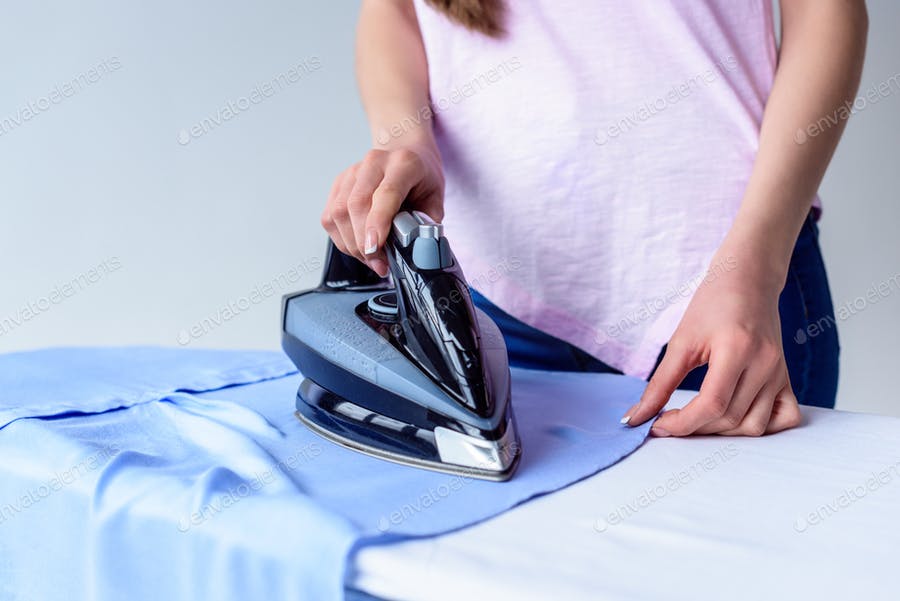 عکس اتو کشیدن لباس