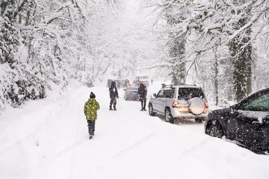 عکس برف سنگین و ترافیک جاده ای