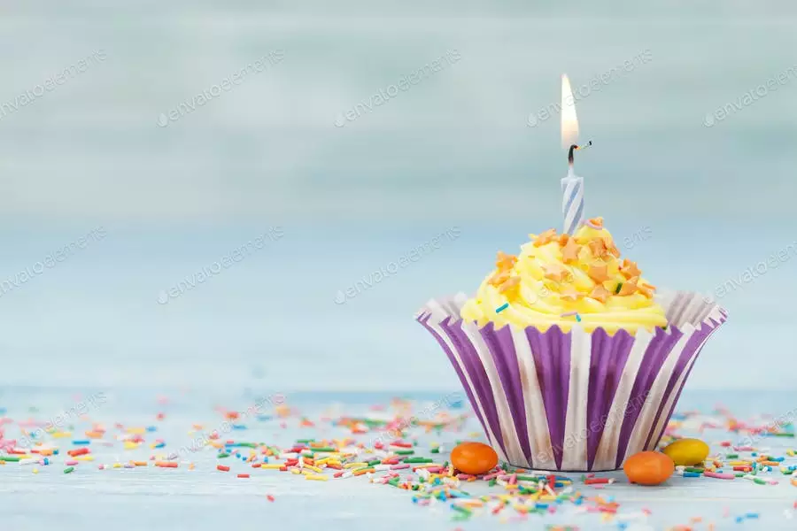 عکس کاپ کیک تولد با شمع روشن