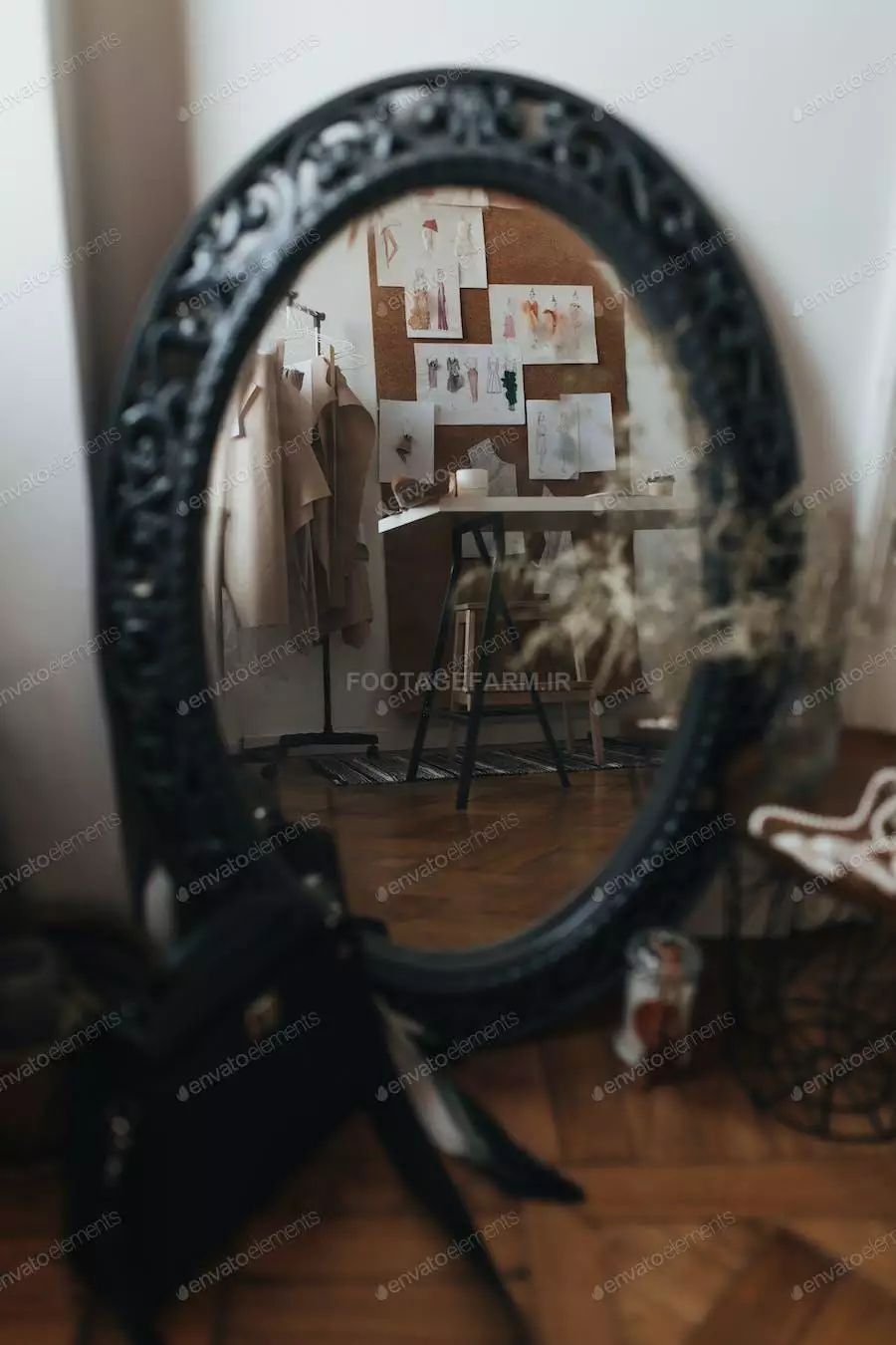 عکس آینه در کنج دیوار
