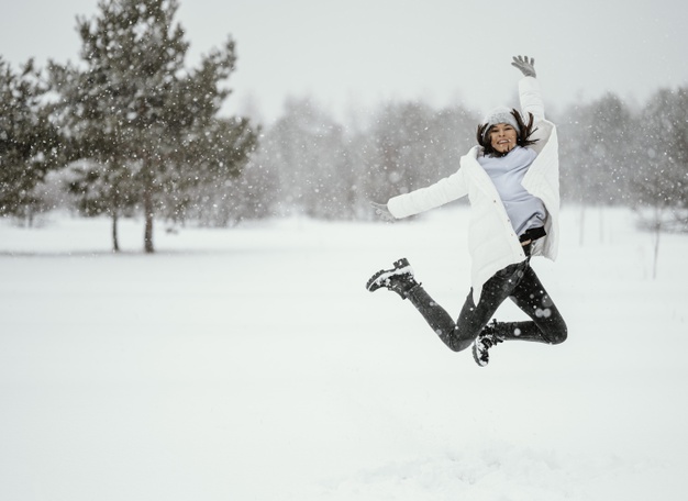 دانلود رایگان عکس پریدن زن به هوا در برف