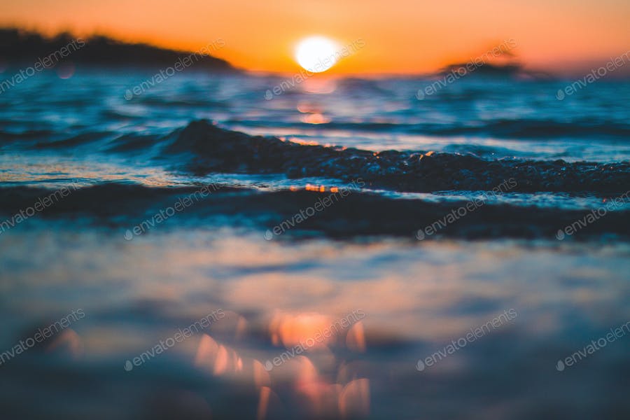 عکس ساحل دریا هنگام طلوع خورشید
