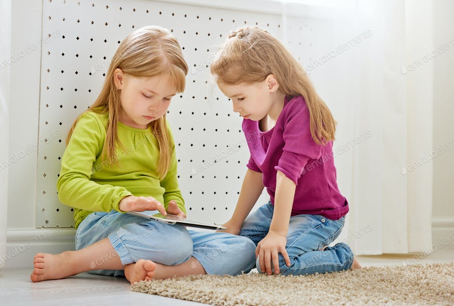 عکس کودکان در حال بازی با تبلت