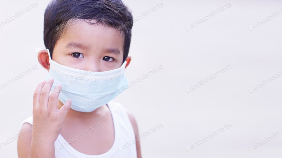 عکس کودک با ماسک پزشکی