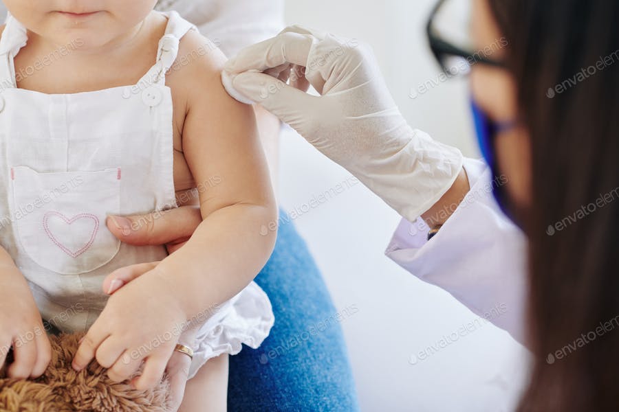 عکس واکسن زدن به نوزاد