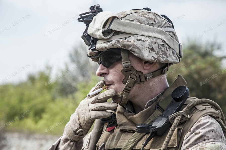 عکس سرباز هنگام سیگار کشیدن