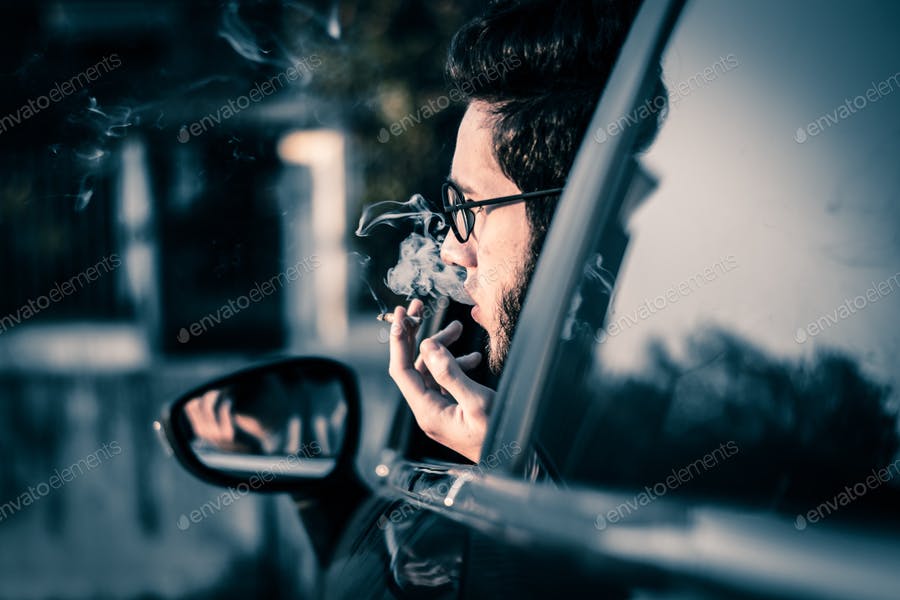 عکس راننده هنگام سیگار کشیدن