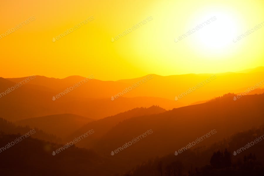 عکس غروب خورشید پشت کوه ها