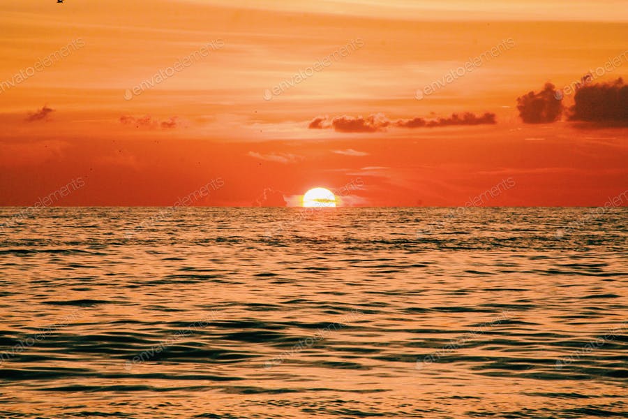عکس غروب خورشید در دریا