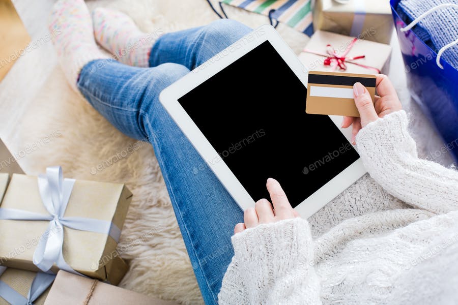 عکس زن در حال خرید آنلاین با تبلت