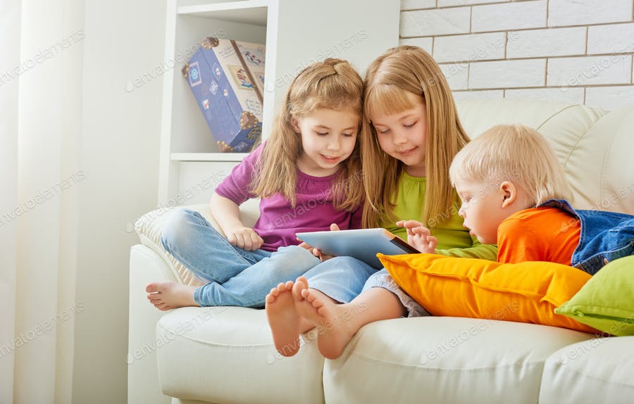 عکس کودکان در حال تماشای تبلت