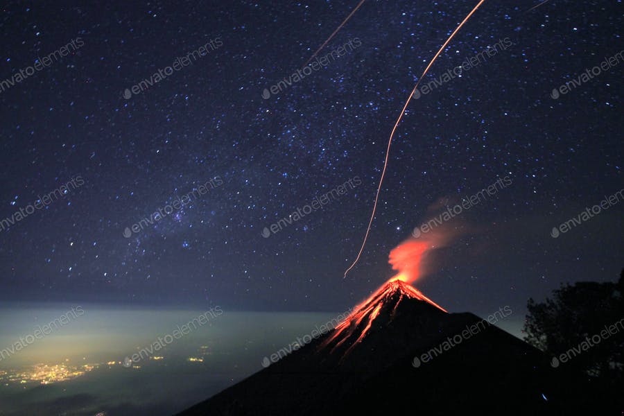 عکس فوران کردن کوه آتشفشان