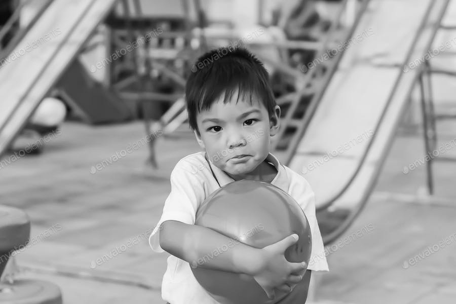 عکس سیاه و سفید کودک