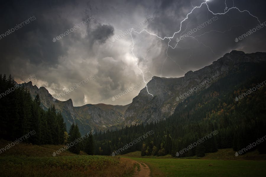 عکس رعد و برق در کوهستان