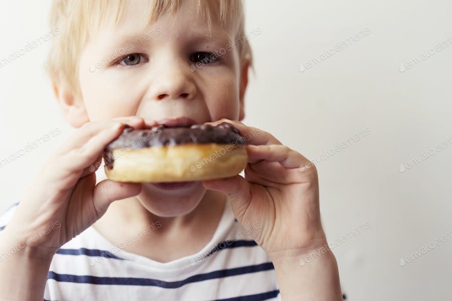 عکس پسربچه در حال خوردن پیراشکی
