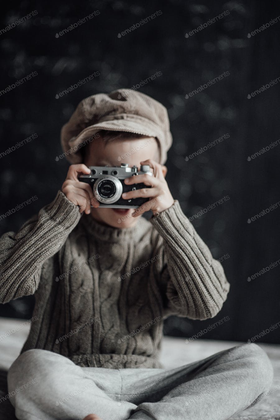 عکس کودک در حال عکاسی