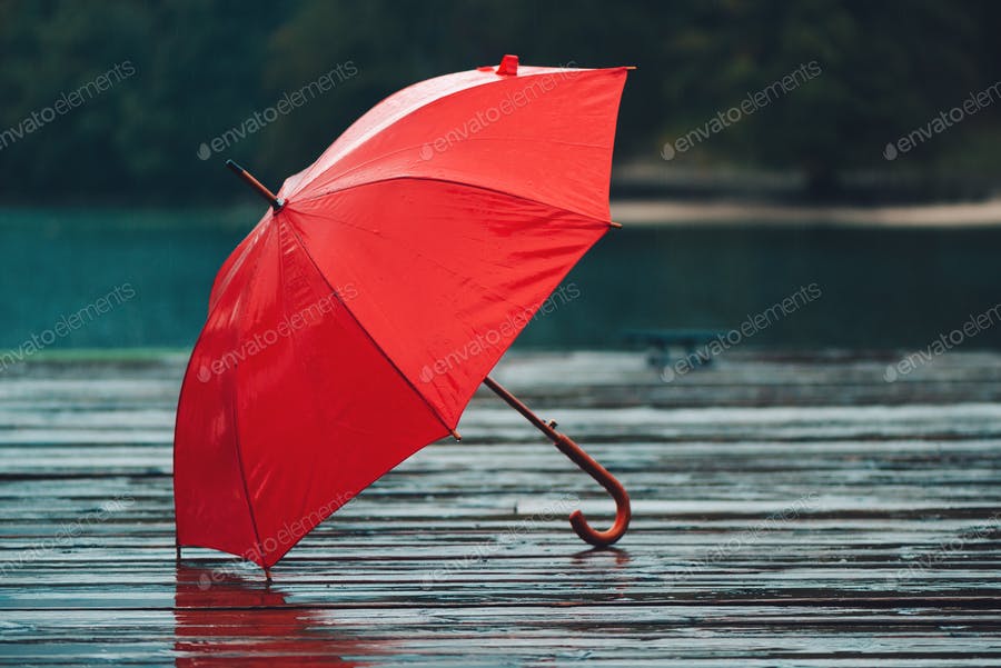 عکس چتر قرمز زیر باران