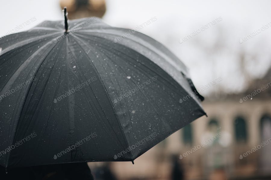 عکس با چتر زیر باران