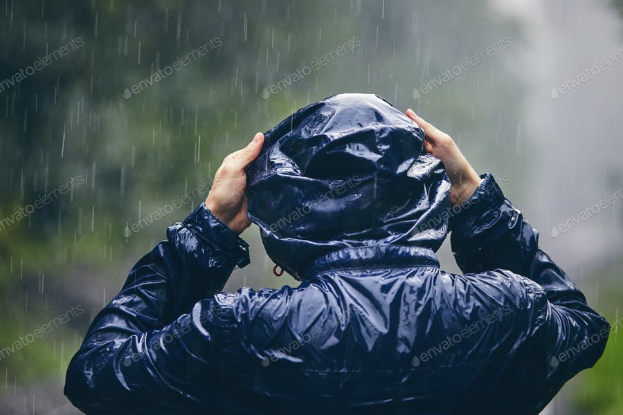عکس مرد زیر باران