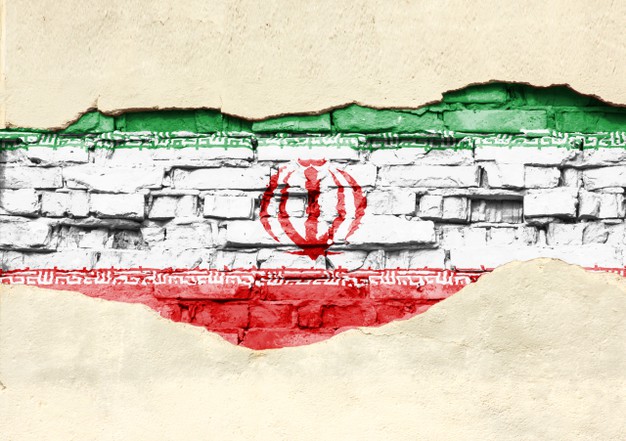 عکس پرچم ایران روی دیوار آجری