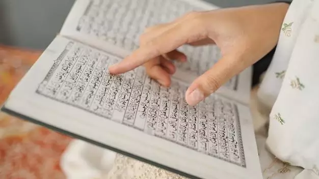 عکس خواندن قرآن