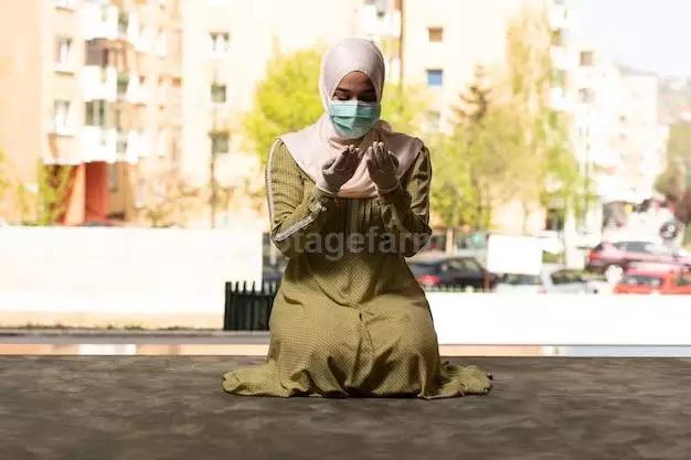 عکس زن مسلمان در حال نماز خواندن با ماسک