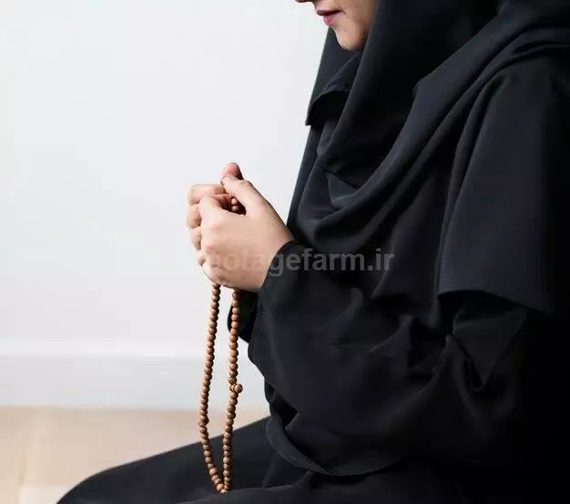 عکس زن در حال ذکر گفتن بعد از نماز