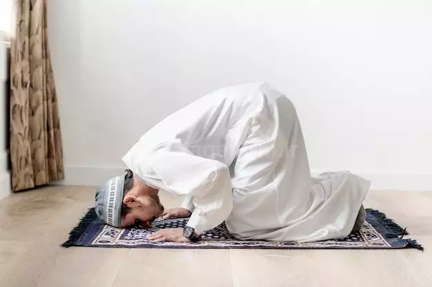 عکس نماز خواندن مرد مسلمان