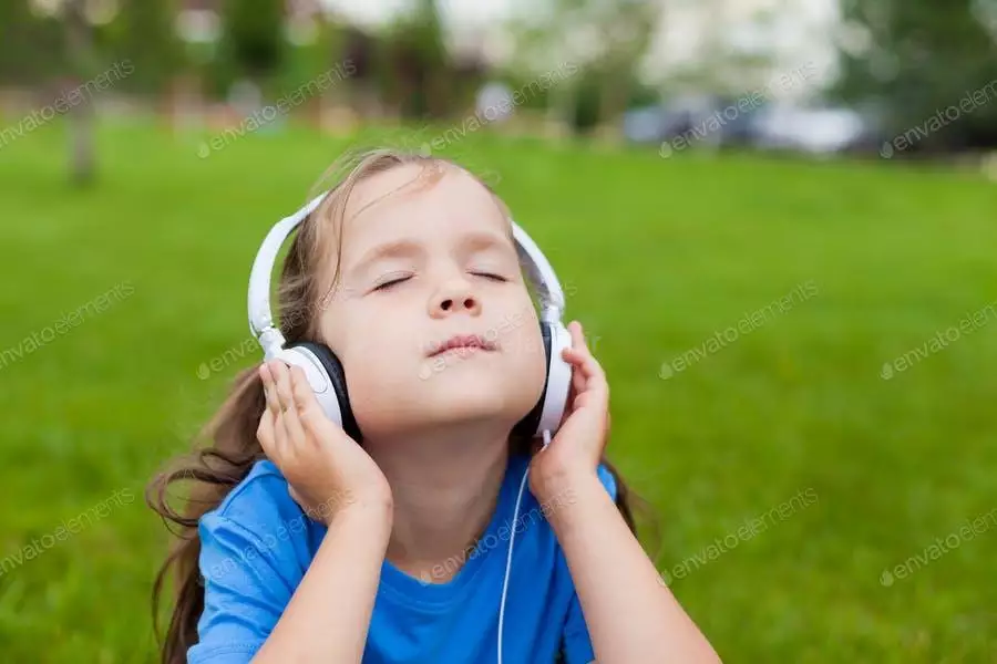 عکس گوش کردن به موسیقی