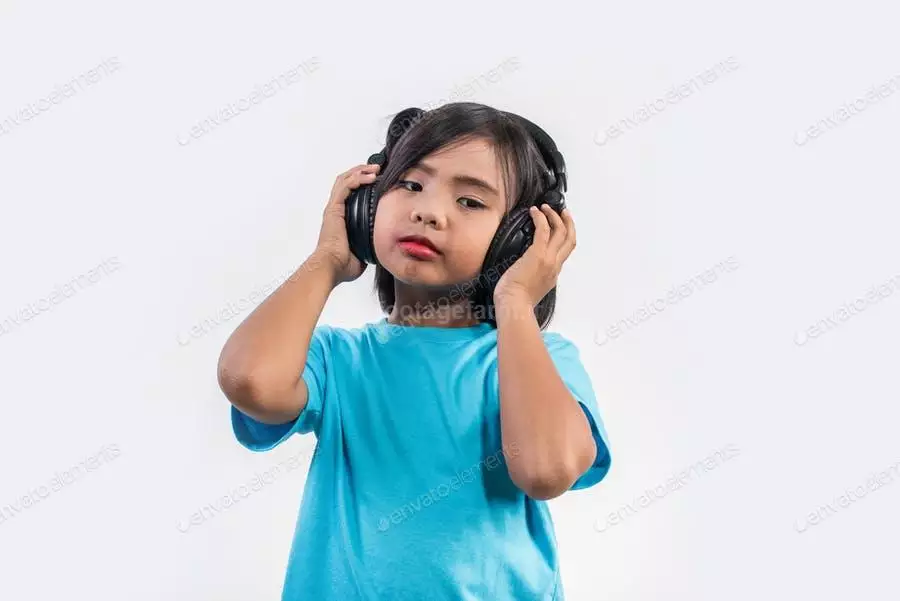 عکس گوش کردن به موسیقی